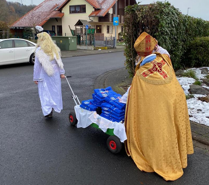 Ho ho ho hier kommt der Nikolaus und fährt die 94er-Geschenke aus